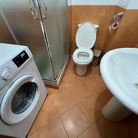 Bardh E Blu Ne Breg Te Detit Shëngjin